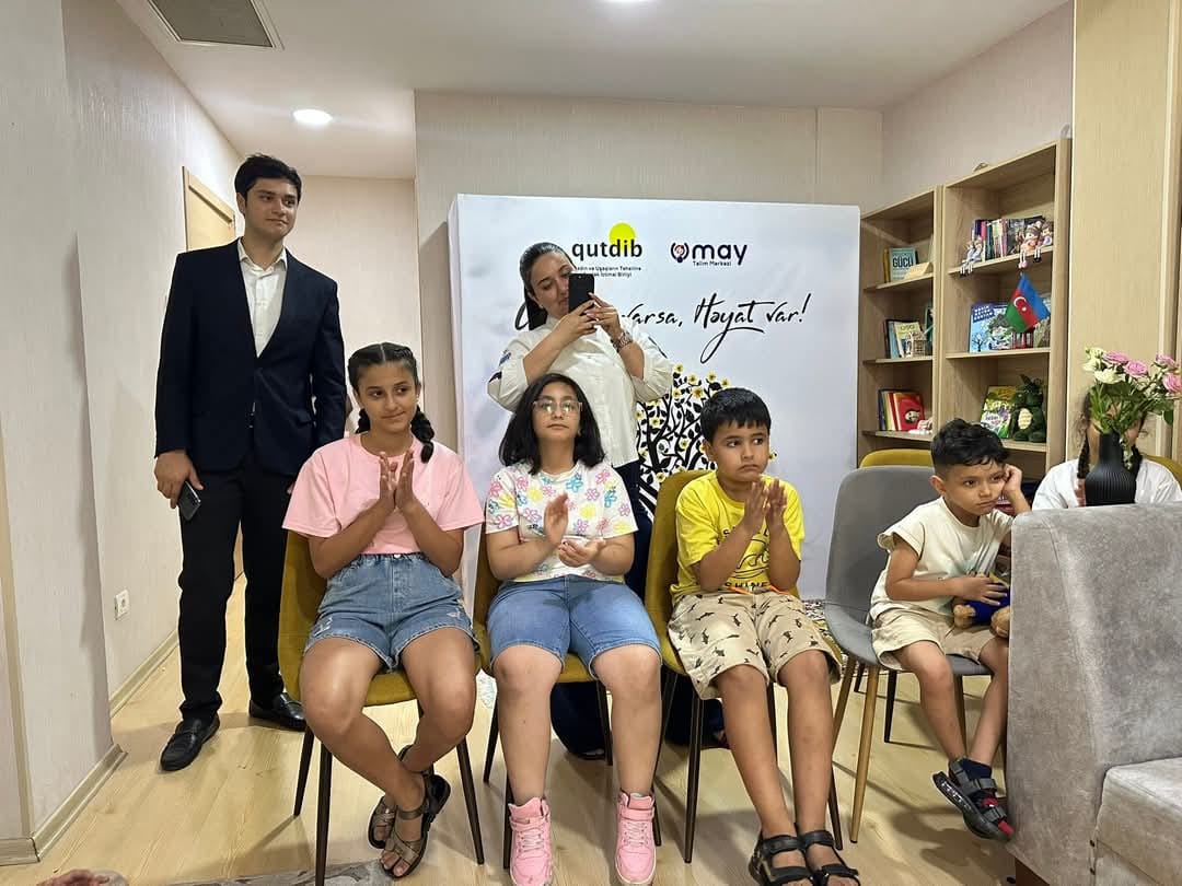 Balaca vətəndaşlarla böyük söhbət: Millət vəkili yay məktəbində (FOTO)